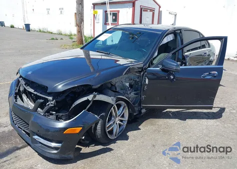 2013 Mercedes-Benz C 300 4Matic из США, поврежденный, VIN WDDGF8AB1DA777952